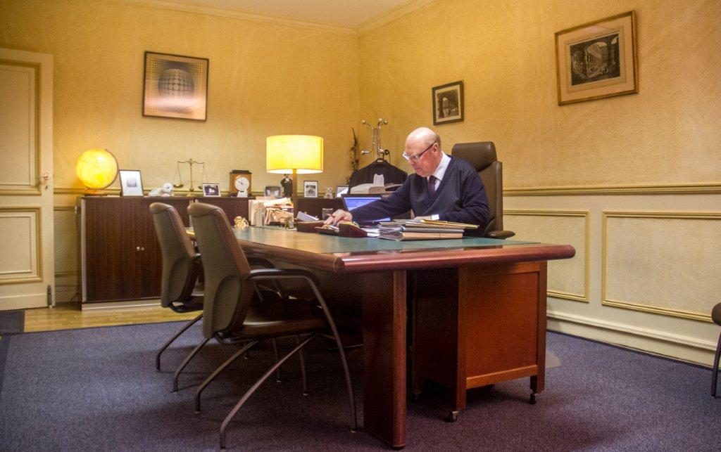 Photo de Maitre Francis Schroeder à son bureau dans son cabinet d'avocats