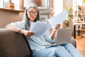 Photo d'une personne entrain de mettre fin anticipativement à son contrat à durée déterminée