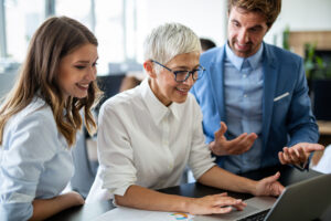 Photo de personnes entrain de créer un réglement de travail